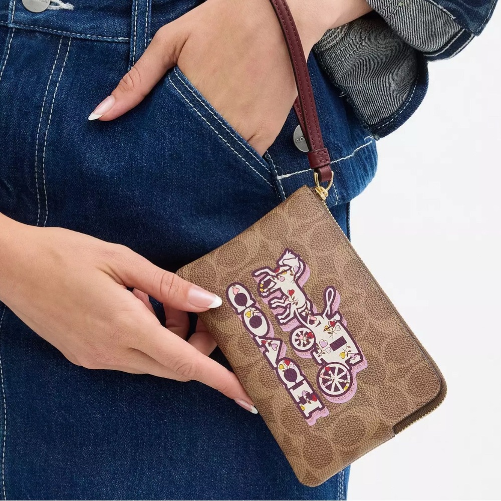 Coach Corner Zip Wristlet In Signature Canvas With Horse And Carriage Print 🆕 - Picture 3 of 5